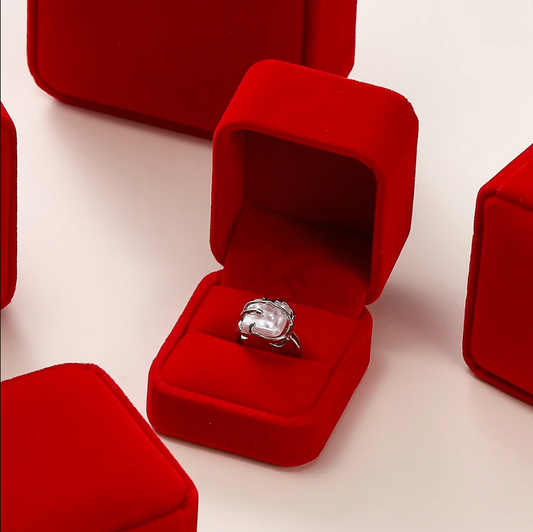 Cutie din Catifea Rosie pentru Inel 5 x 5.5 x 4 cm